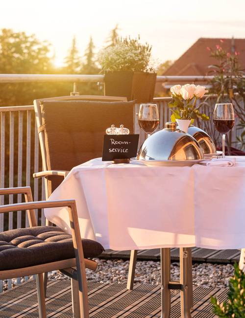 Abendessen auf der Terrasse eines Studios