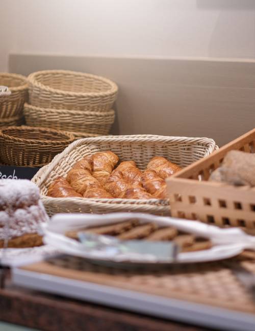 Breakfast with bread and roll selection at the Suite Hotel Leipzig