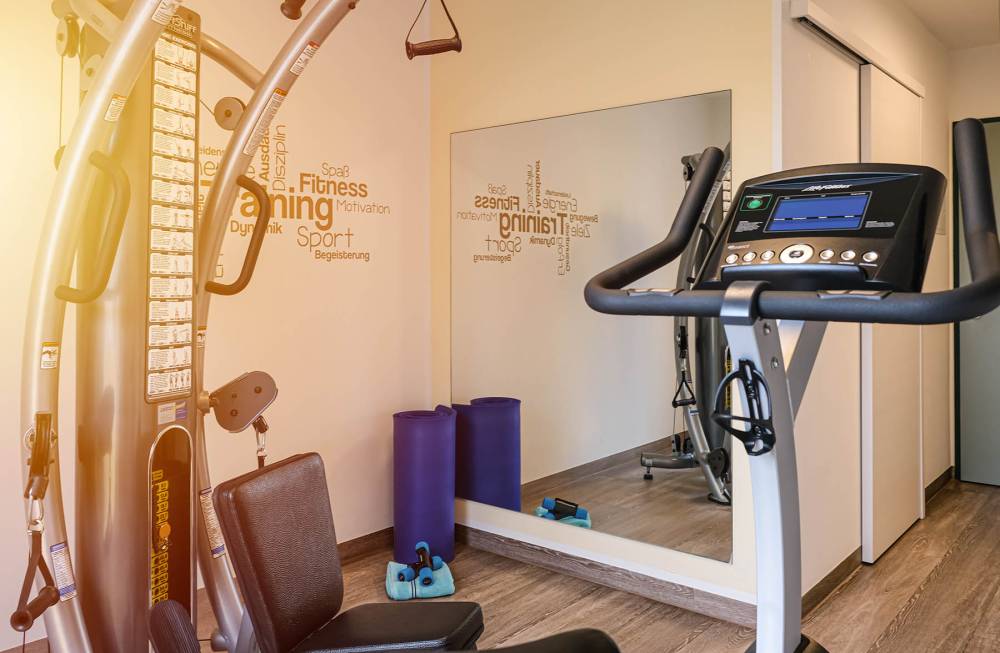 Kleiner Fitnessraum mit Ergometer und Kraftbank