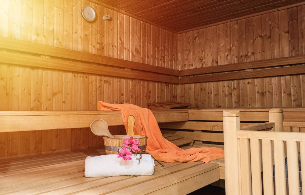 Sauna mit Aufgusseimer und Saunatüchern