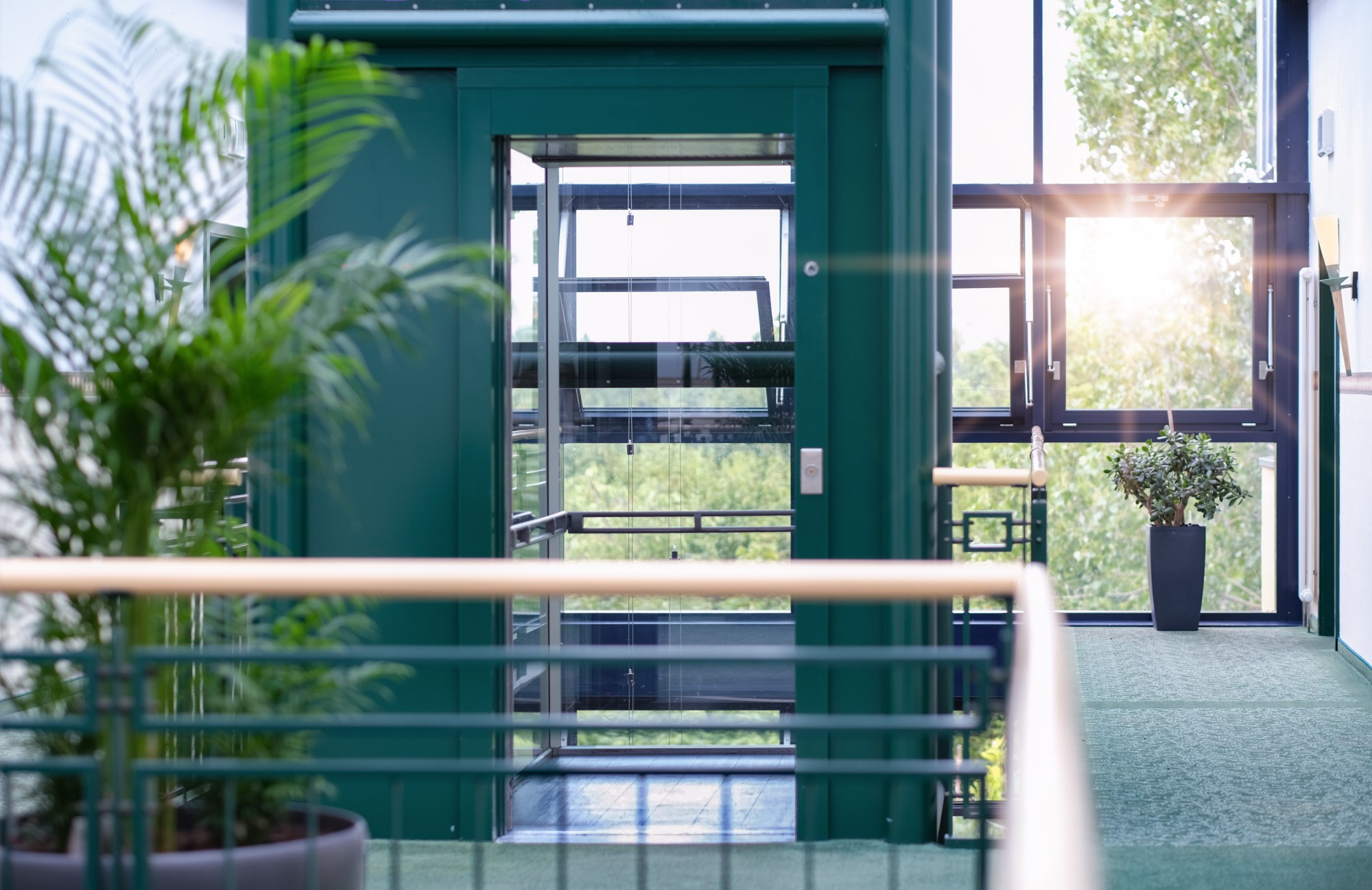 lichtdurchflutetes Treppenhaus mit Lift