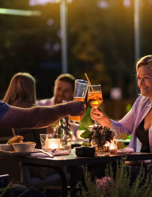 Restauranterrasse im Suite Hotel Leipzig am Abend